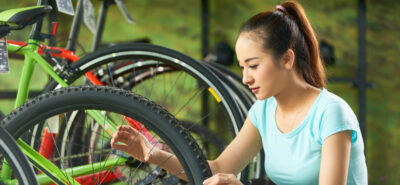 Mujer eligiendo su primera bicicleta en Cali